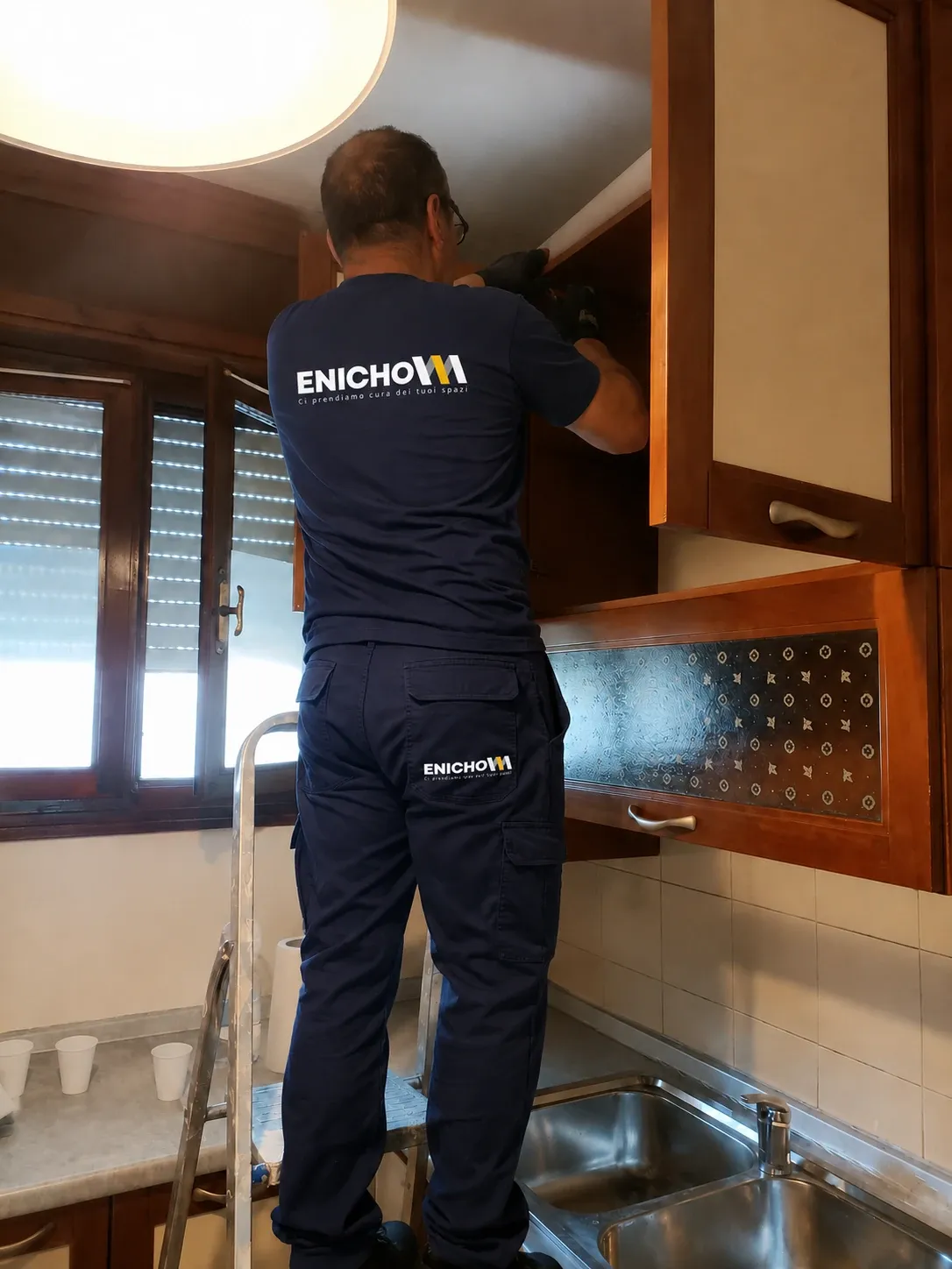 Smontaggio dei pensili di una cucina, viste dall’interno dell’appartamento.